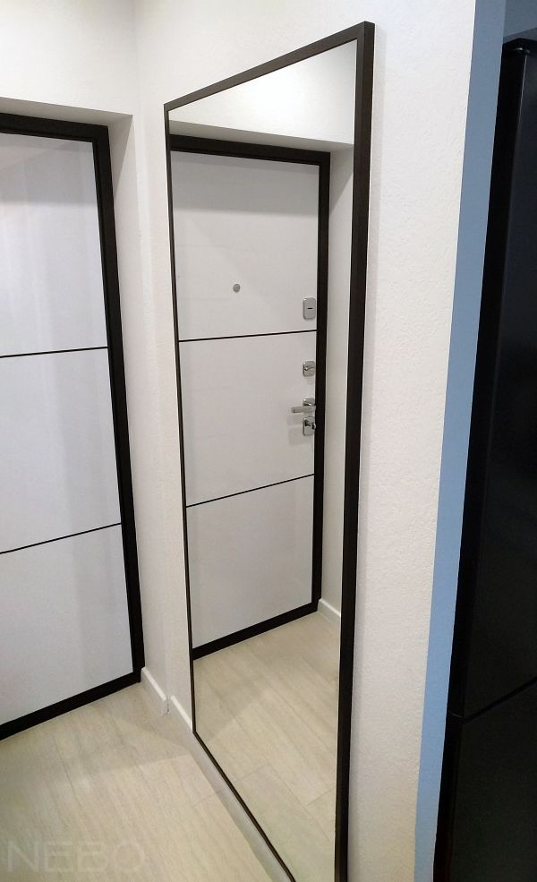 Навесное зеркало в прихожую в черной алюминиевой раме