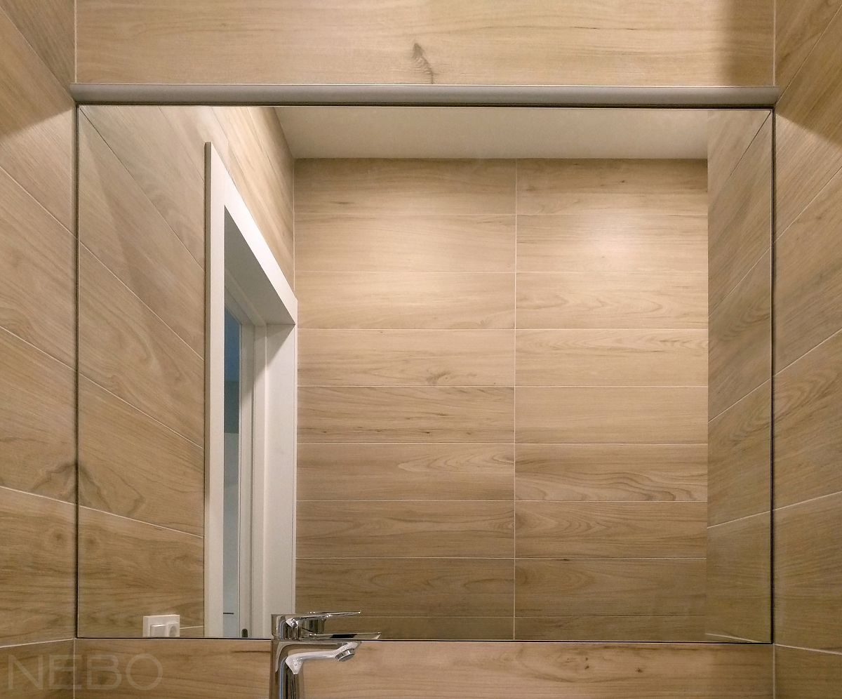 Зеркало встроенное в плитку над раковиной в туалете