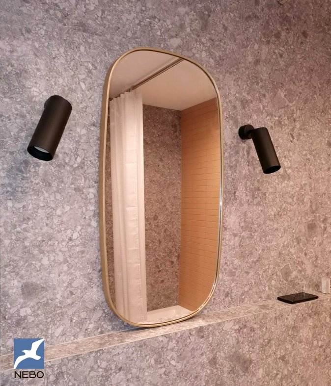 Зеркало в гнутой дубовой раме криволинейной формы с окраской под золото