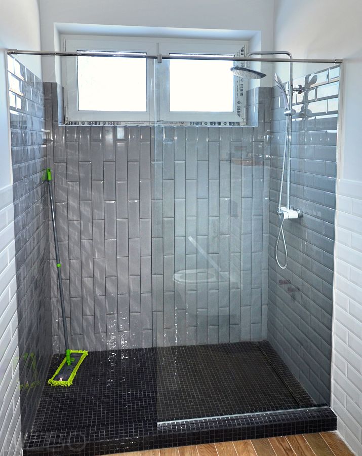 Перегородка для душевой с окном и свободным входом без двери в частном доме