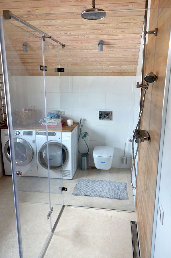 П-образная душевая кабина из стекла в ванную на мансарде загородного дома