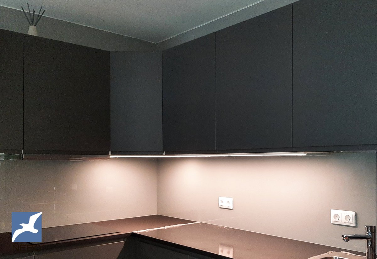 Стеклянный фартук с окраской в нейтральный серый цвет для рабочей зоны серой кухни