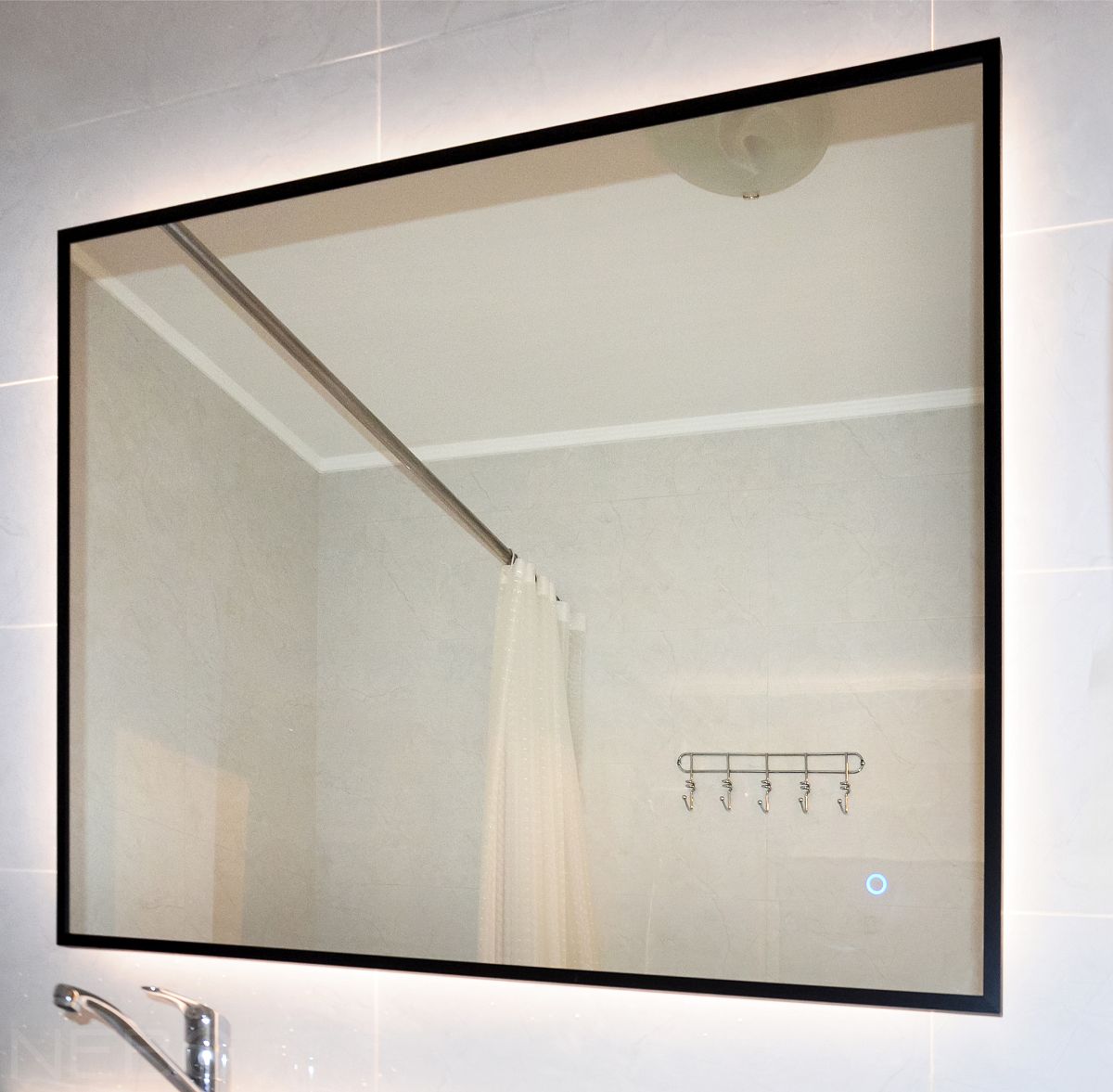 Зеркало в чёрном обрамлении с парящей подсветкой и сенсорной кнопкой включения в ванную