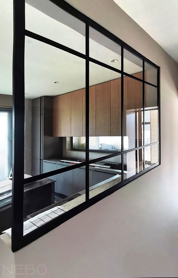 Перегородка из стекла в стиле лофт в черном профиле с черными разделениями между кухней и прихожей в частном доме