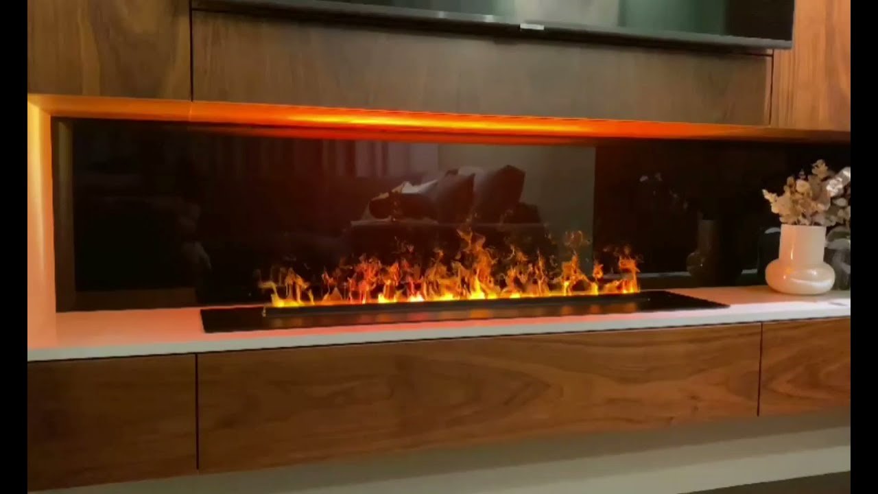Черное однотонное стекло как фон для электрокамина с 3D имитацией пламени