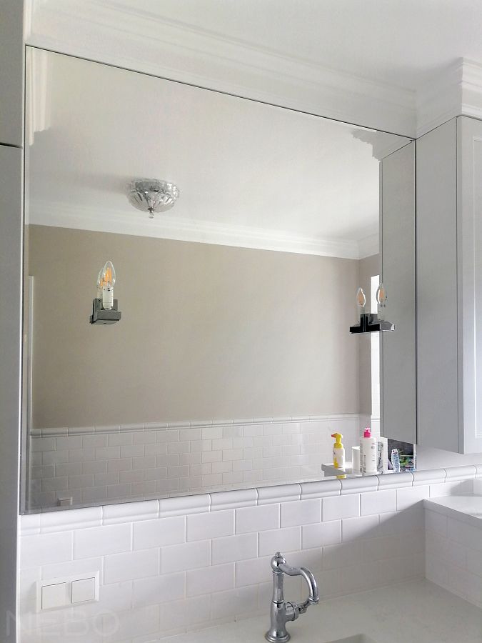 Большое квадратное зеркало с вырезами под светильники над раковиной в ванной в классическом стиле