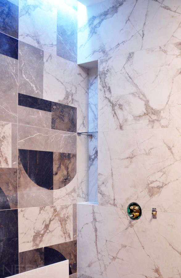 Стеклянная полочка встроенная внутри узкой ниши в углу душевой