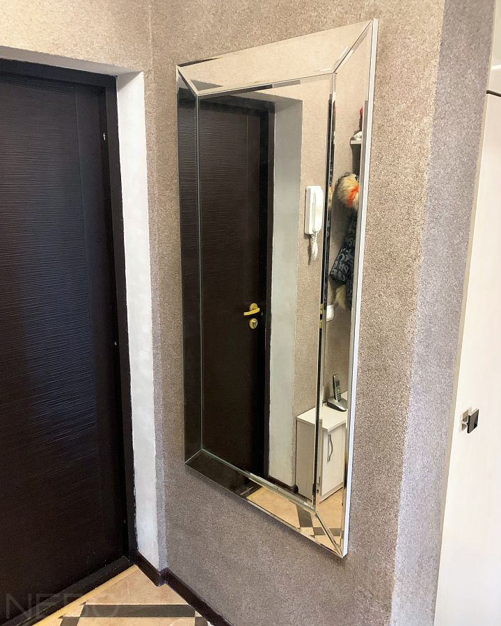 Зеркало в зеркальной раме на подложке из ЛДСП с белой кромкой