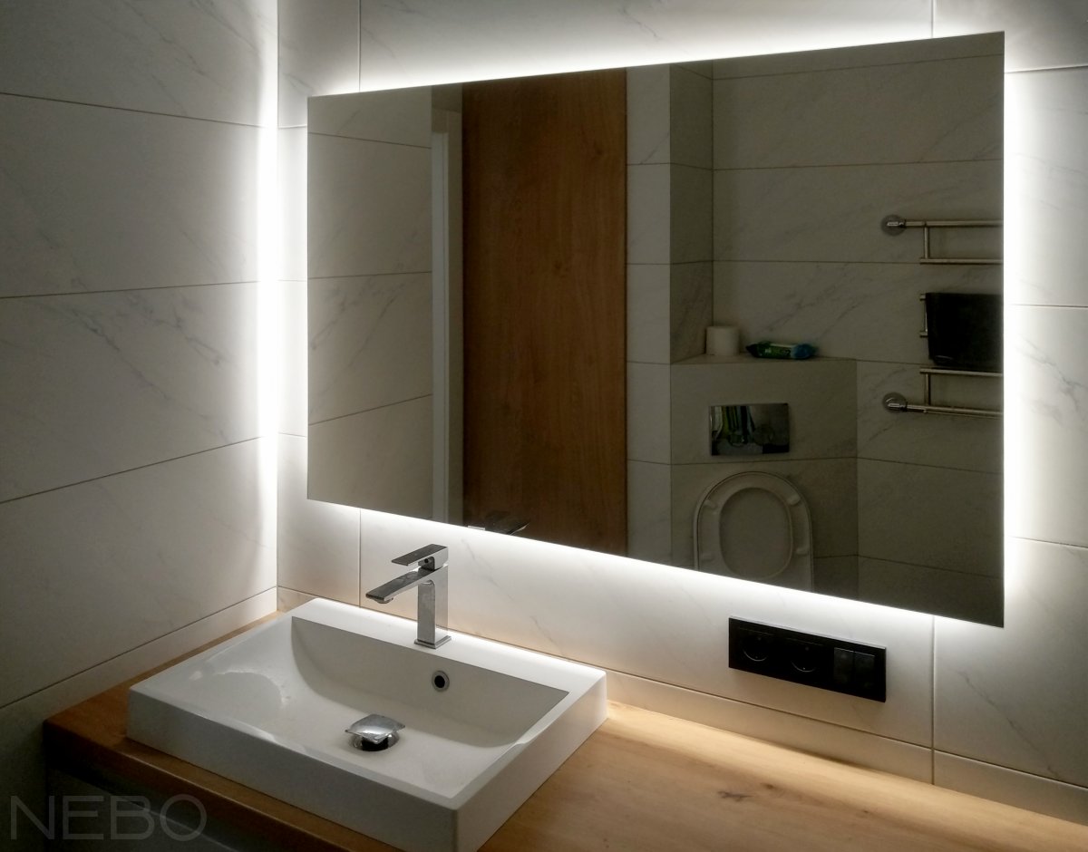 Осветленное прямоугольное зеркало для ванной комнаты с парящей подсветкой по периметру
