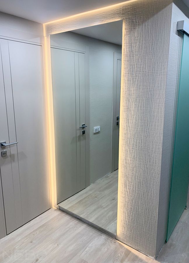 Зеркало во весь рост с парящей подсветкой для прихожей комнаты