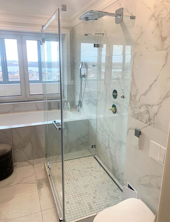 П-образная душевая кабина из стекла для ванной с окном в квартире