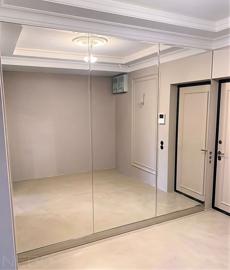 Три зеркальные панели с фацетом на всю стену в прихожей