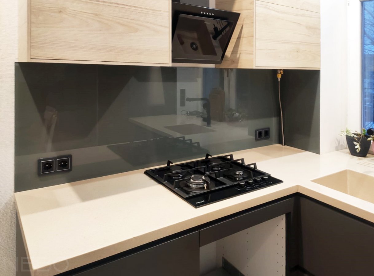 Серый фартук для кухни из стекла с окраской в RAL 7005 Мышино-серый
