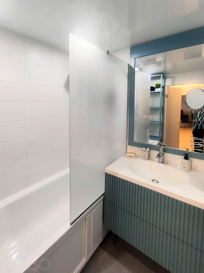 Перегородка на бортик ванны из матового осветленного стекла триплекс 4+4