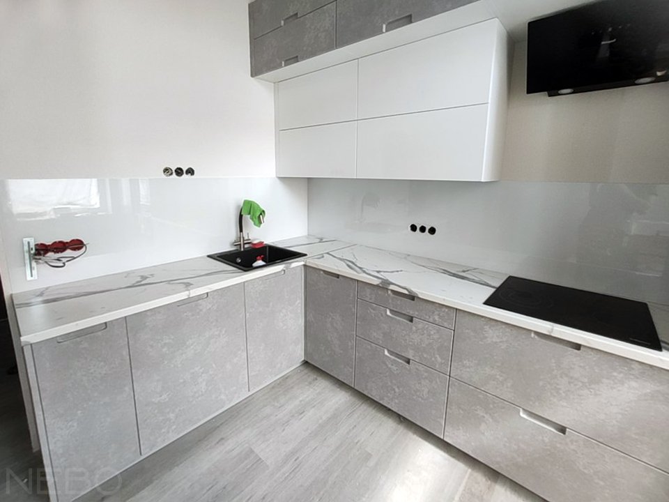 Белое защитное закаленное стекло на кухонный фартук с окраской в RAL 9003
