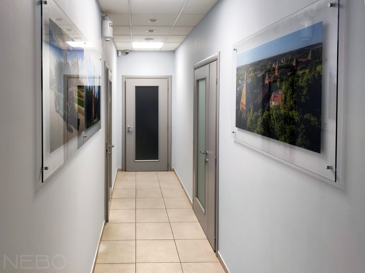 Картина на стекле с антирамкой с городским пейзажем на дистанционных креплениях в коридоре административного помещения