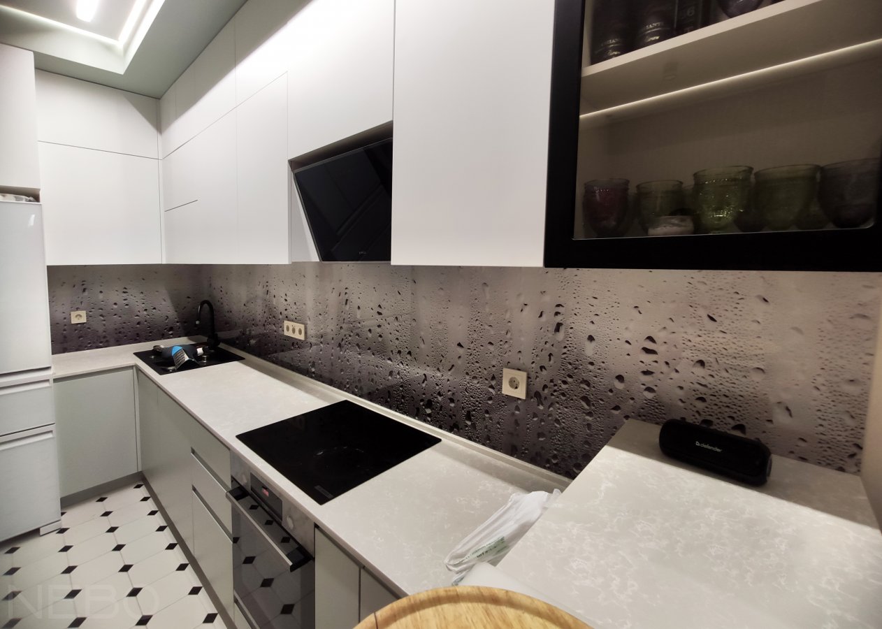 Скинали из стекла с каплями воды в черно-белых тонах для современной кухни со светлыми фасадами до потолка