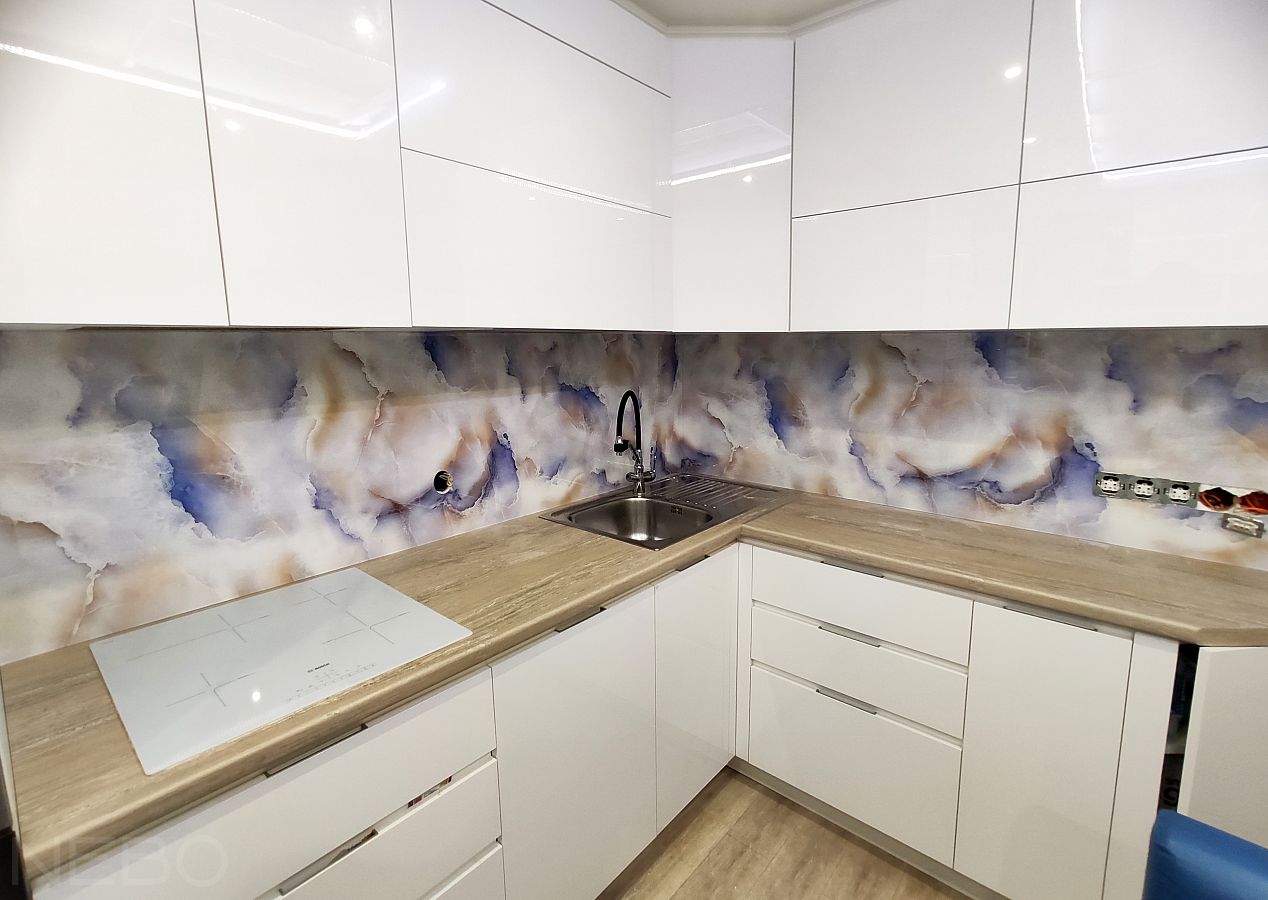 Скинали из закаленного стекла для белой кухни с фотопечатью среза светлого камня с синими и рыжеватыми вкраплениями
