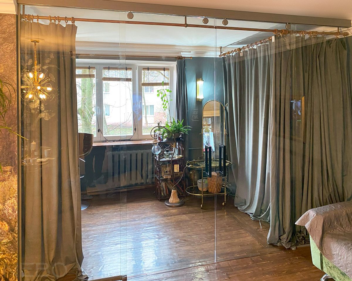 Раздвижная межкомнатная перегородка с двумя дверями из прозрачного стекла для зонирования