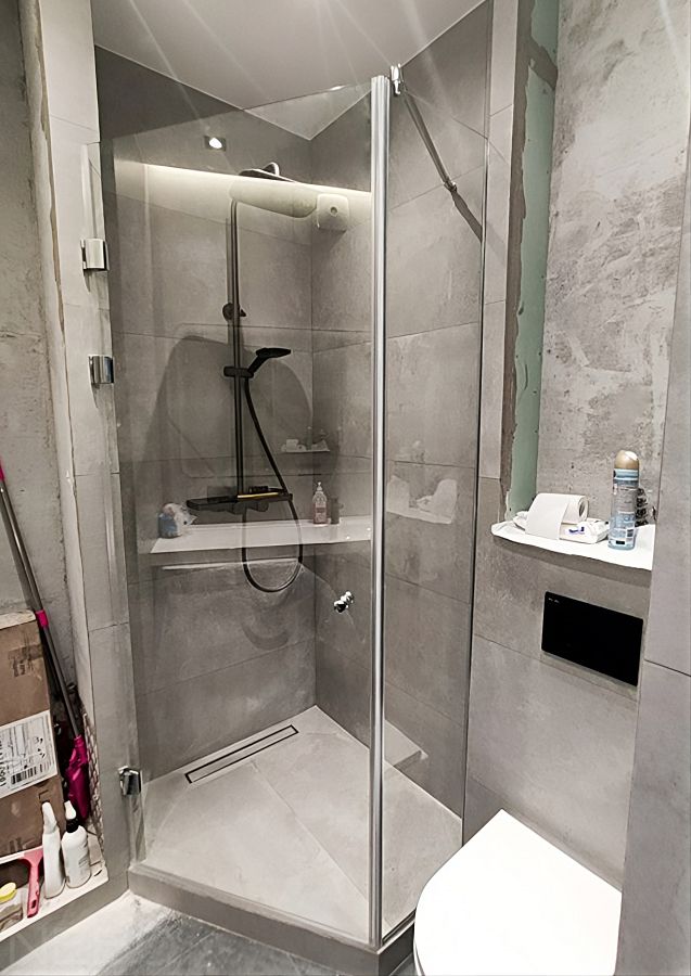 Душевое ограждение из прозрачного стекла с одной распашной дверью по индивидуальным размерам для пятиугольного подиума в санузле