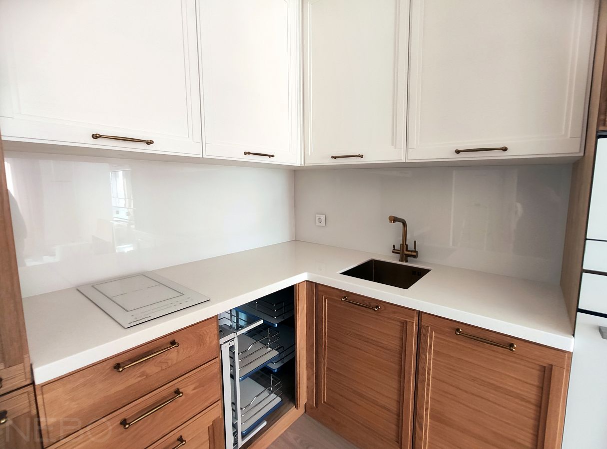 Белый однотонный фартук из стекла для кухни с окраской в RAL 9010