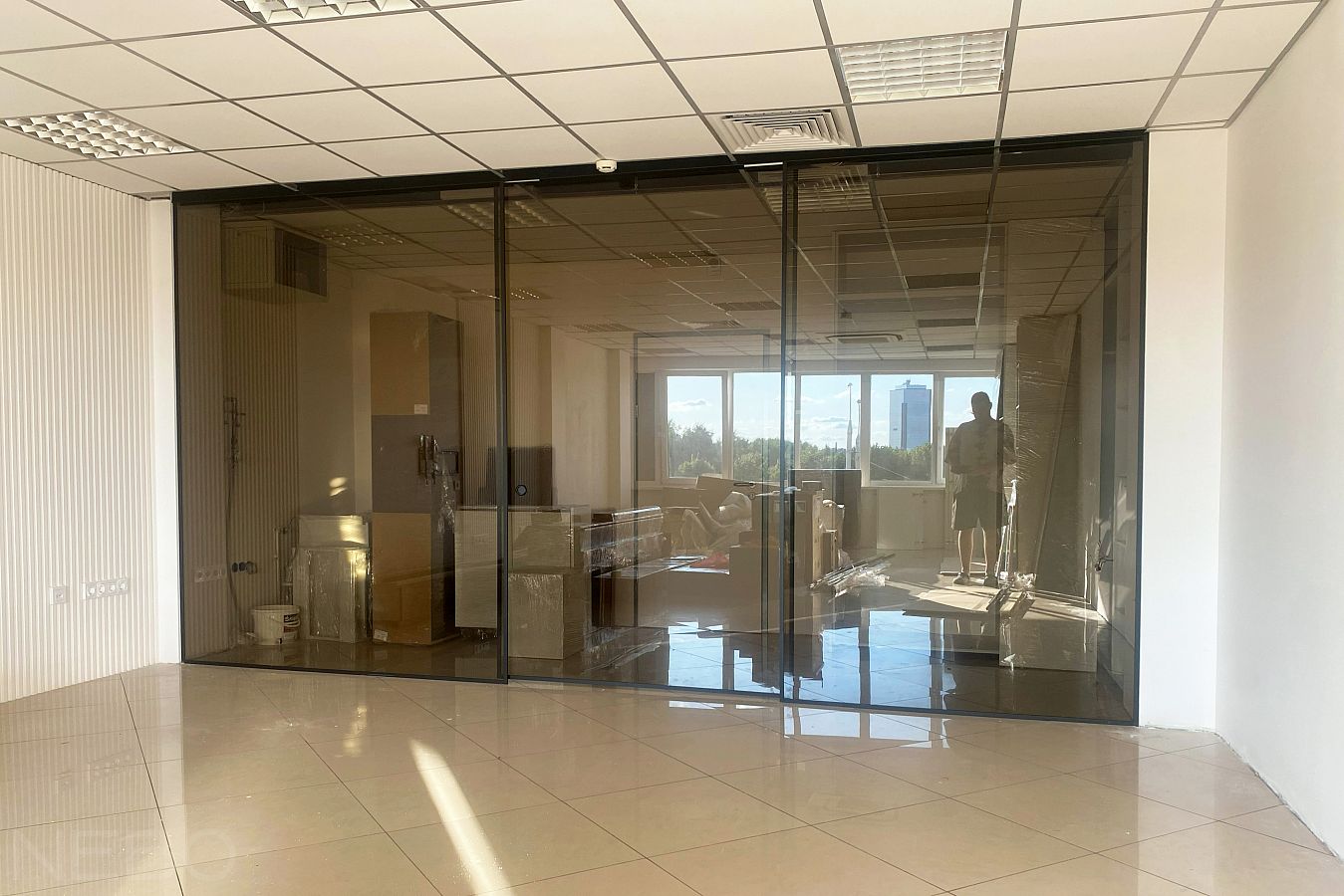 Раздвижная перегородка Hafele (Германия) в офис из бронзового стекла с черным профилем по периметру 