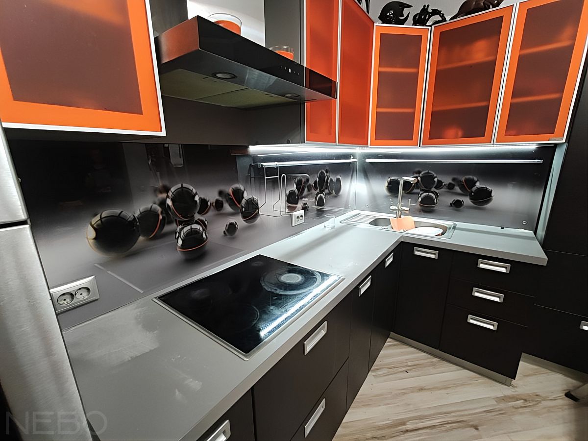 Скинали с черными глянцевыми 3D-шарами для кухни с ярко-оранжевыми фасадами сверху и черными снизу