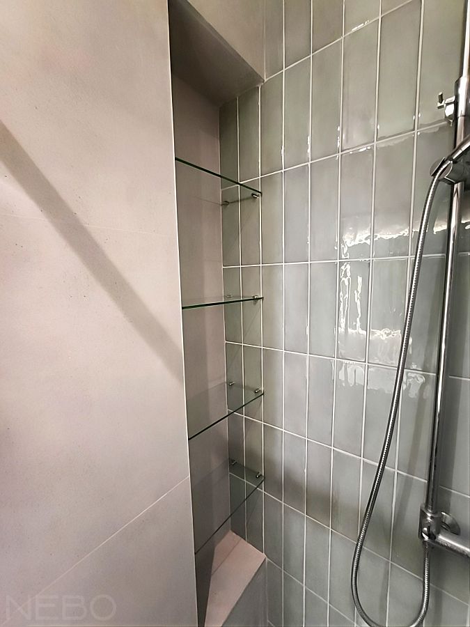 Стеклянные полки из обычного стекла с зеленоватым оттенком для ниши в ванной комнате со светло-зеленой глазурованной плиткой