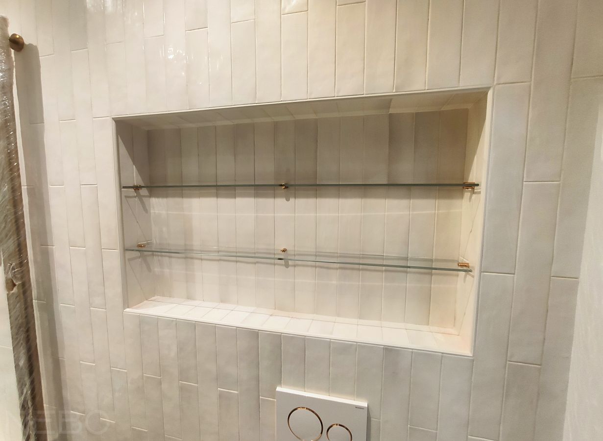 Полки из прозрачного стекла с золотыми держателями для ниши в ванной комнате в стиле неоклассика