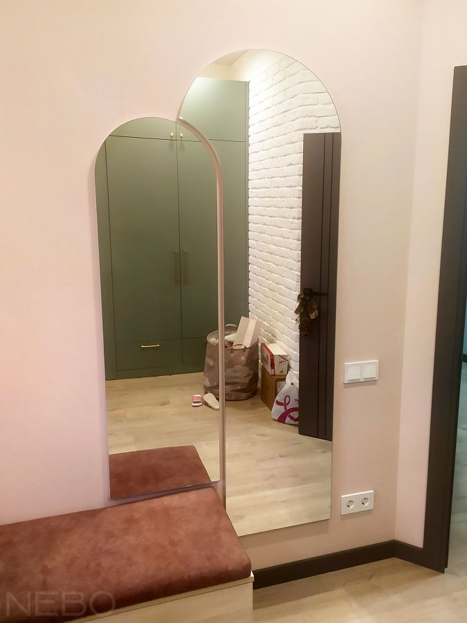 Два арочных зеркала с наложением друг на друга на стену в прихожей