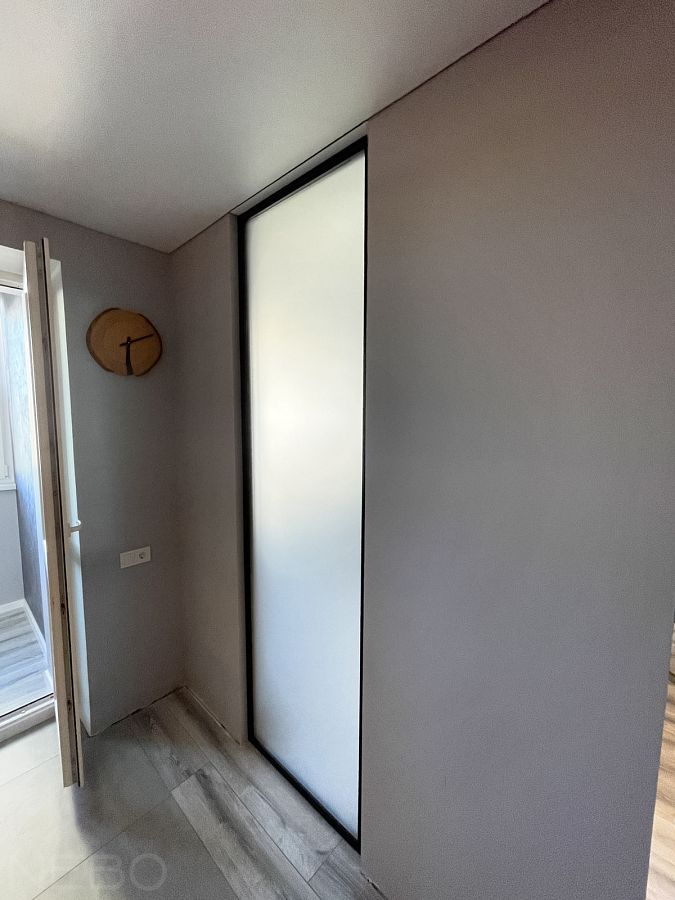 Перегородка из матового стекла между кухней и кабинетом для дополнительного естественного освещения