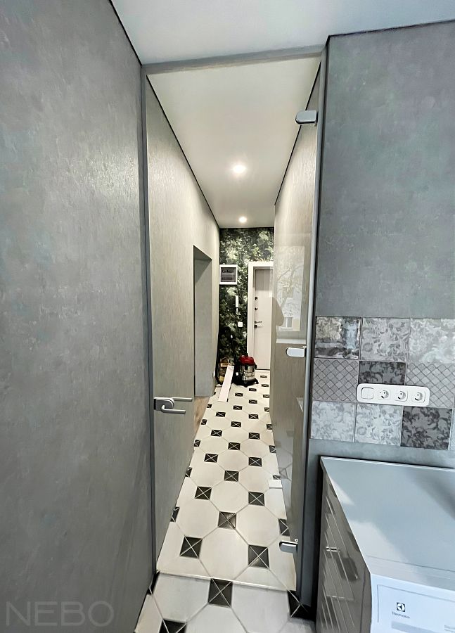 Стеклянная дверь до потолка между кухней и коридором