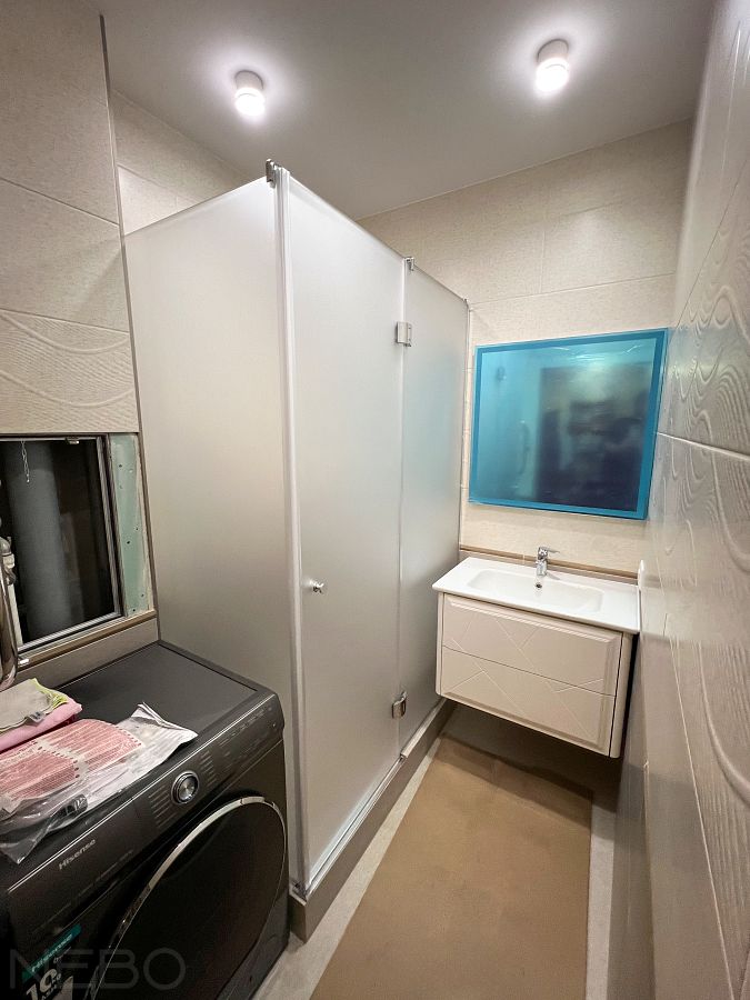 Угловое душевое ограждение из матового осветленного стекла для подиума из плитки в санузле