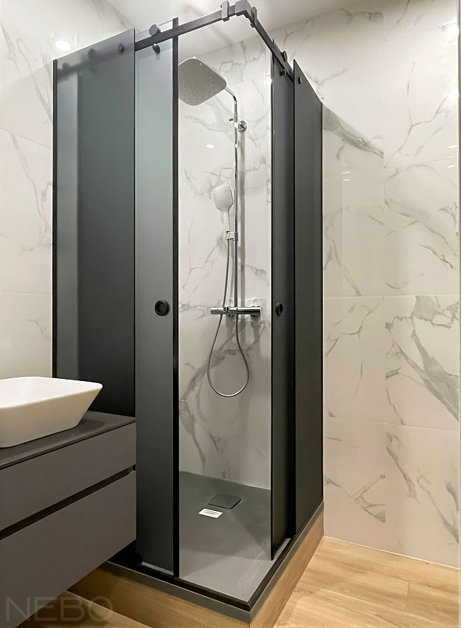 Угловая душевая с двумя раздвижными дверями из матового стекла графит на подиум из плитки