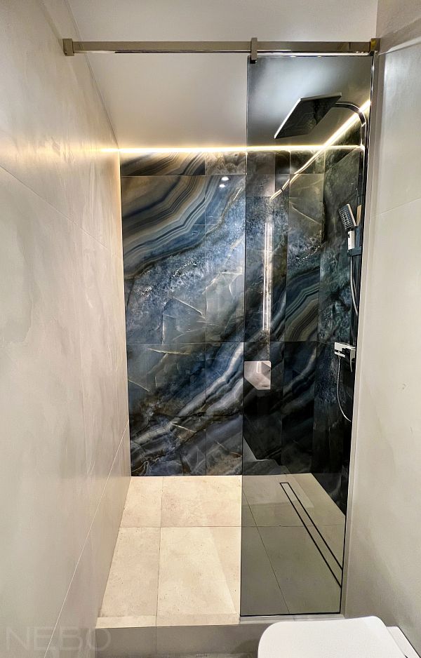 Душевая перегородка из затемненного стекла графит со свободным входом Walk-in