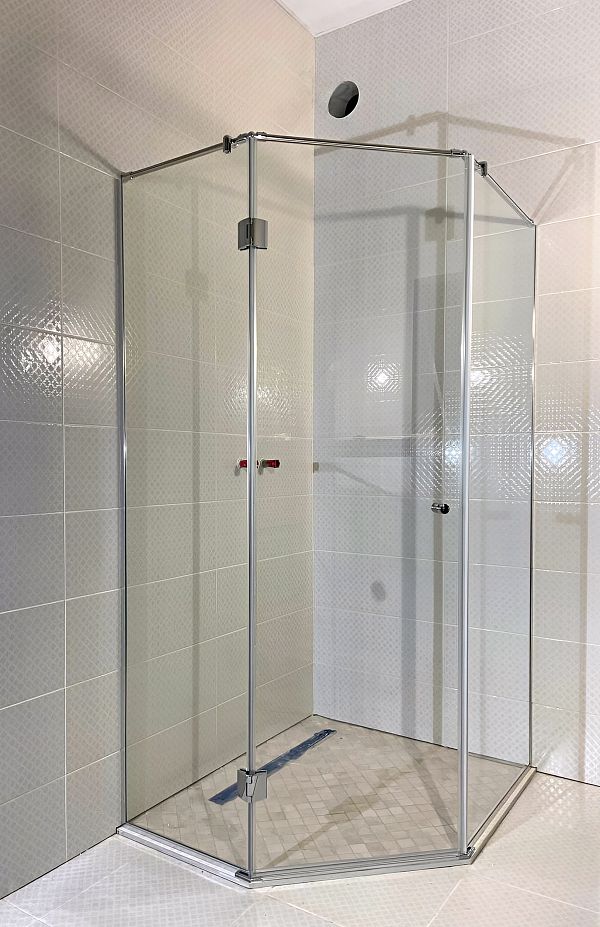 Пятиугольная душевая с установкой на низкий поддон из плитки