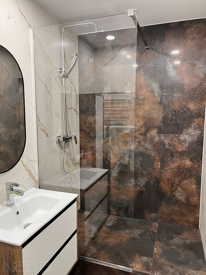 Стеклянная душевая перегородка без двери на подиум из плитки