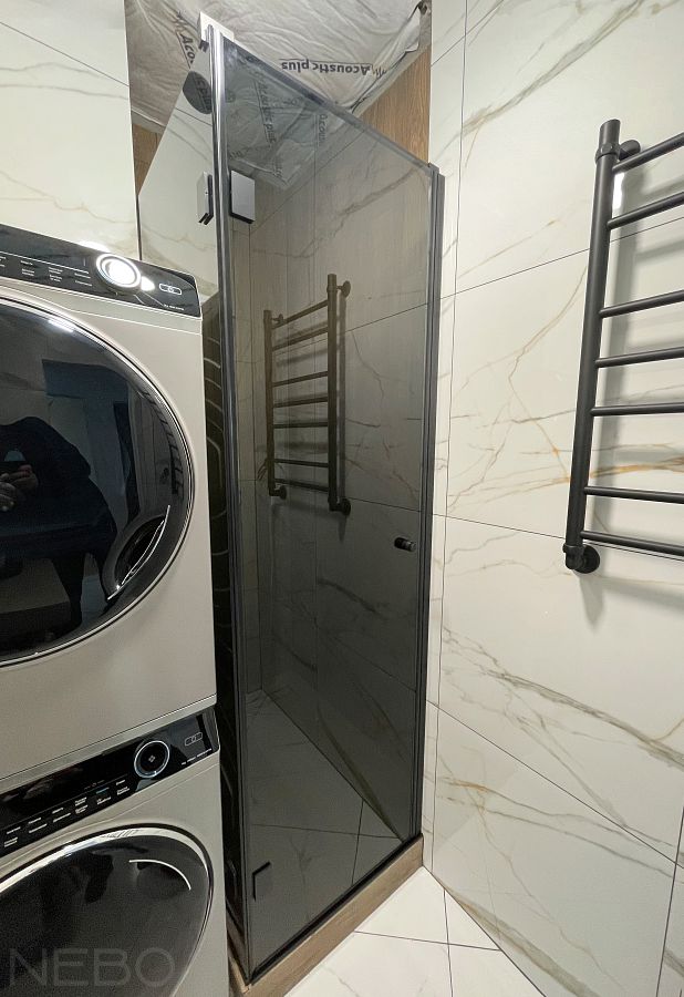 Угловое ограждение из затемненного стекла графит для душевой в нише в открыванием внутрь