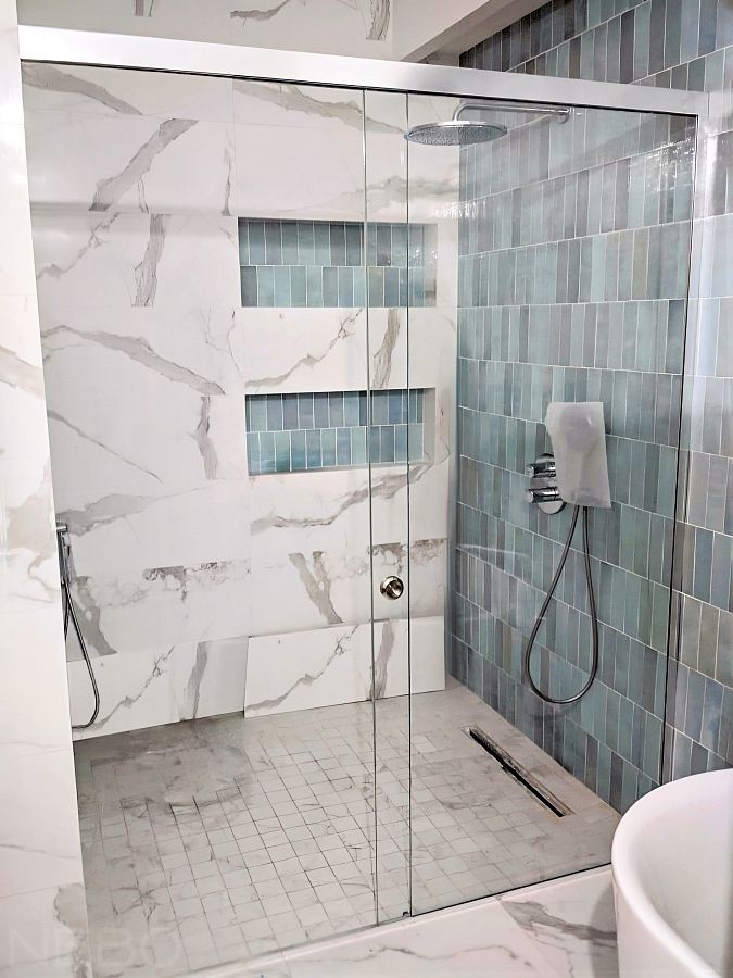 Душевая с современной раздвижной системой с закрытым треком в отделке хром глянец