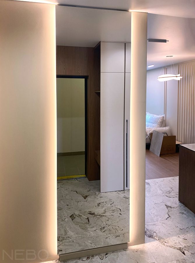 Зеркало от пола до потолка с подсветкой по бокам в прихожую комнату