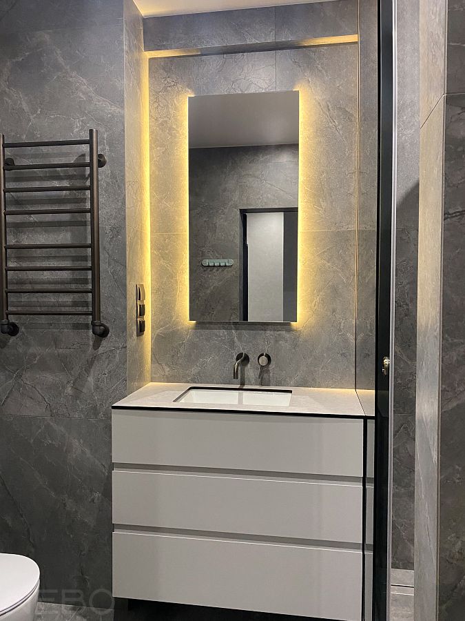 Маленькое прямоугольное зеркало с парящей подсветкой слева и справа для ванной