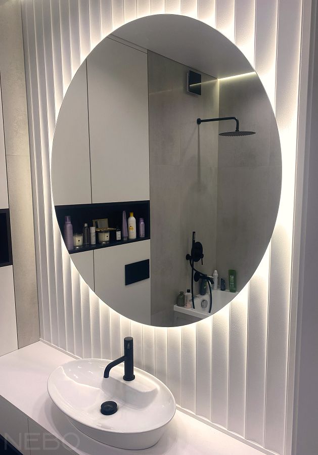 Большое круглое зеркало с парящей подсветкой в ванную над накладной раковиной