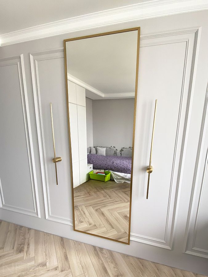 Прямоугольное высокое зеркало в золотой рамке в детскую комнату девочки в классическом стиле