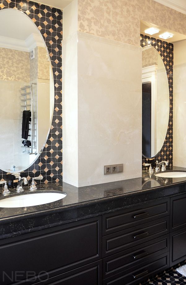 Два овальных зеркала с фацетом для ванной в классическом стиле