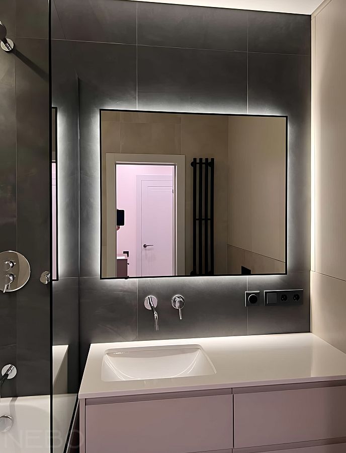 Зеркало в черной раме с парящей подсветкой с включением от взмаха руки для ванной над раковиной