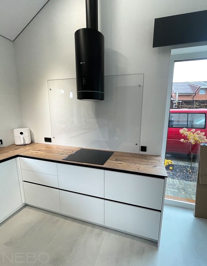 Защитный экран из закаленного стекла для фартука кухни в зоне варочной панели