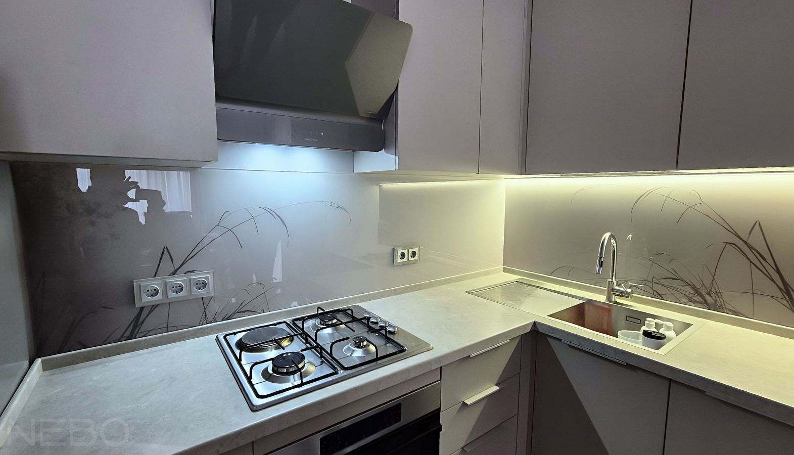 Фартук для кухни из стекла с принтом стеблей травы в утреннем тумане