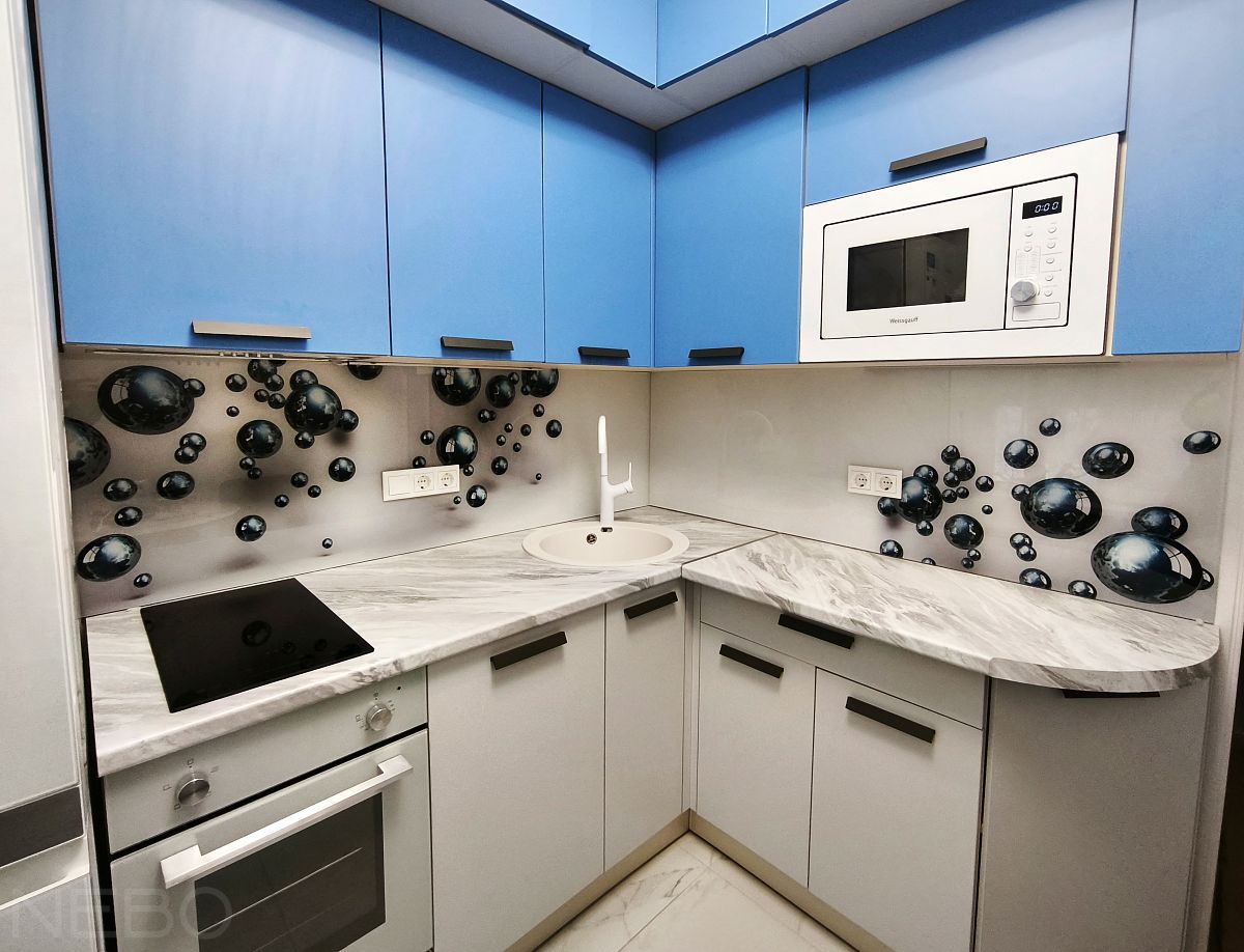 Фартук из стекла с фотопечатью глянцевых шаров для кухни с синими верхними фасадами