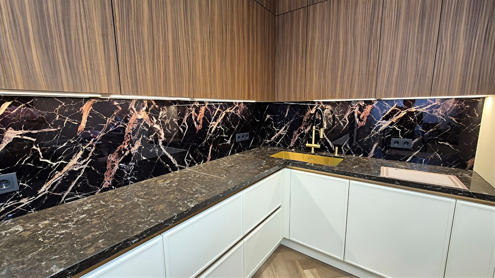 Стеклянный фартук под черный камень с золотыми прожилками для угловой кухни