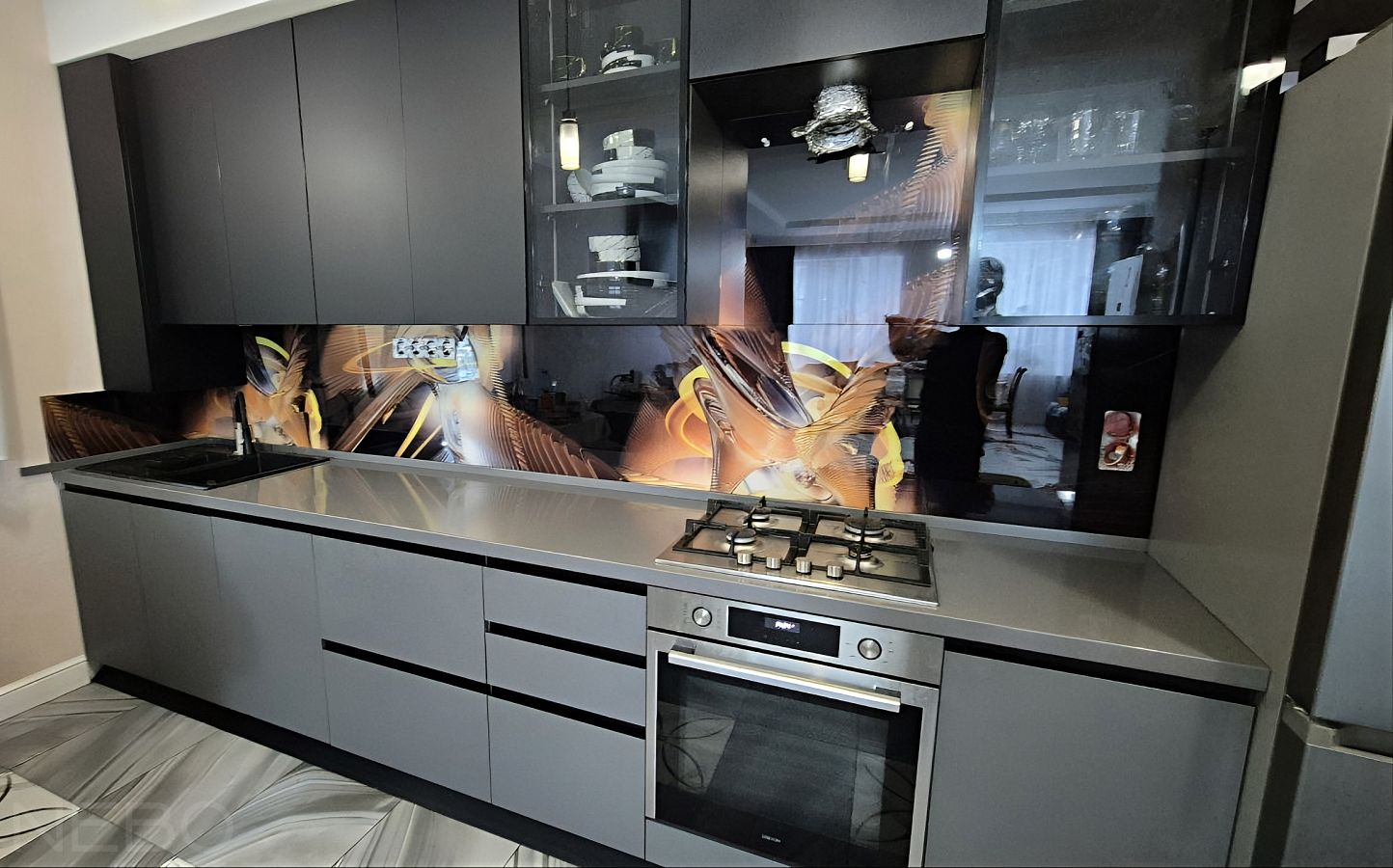 Стеклянный фартук с фотопечатью для серой кухни с серой столешницей